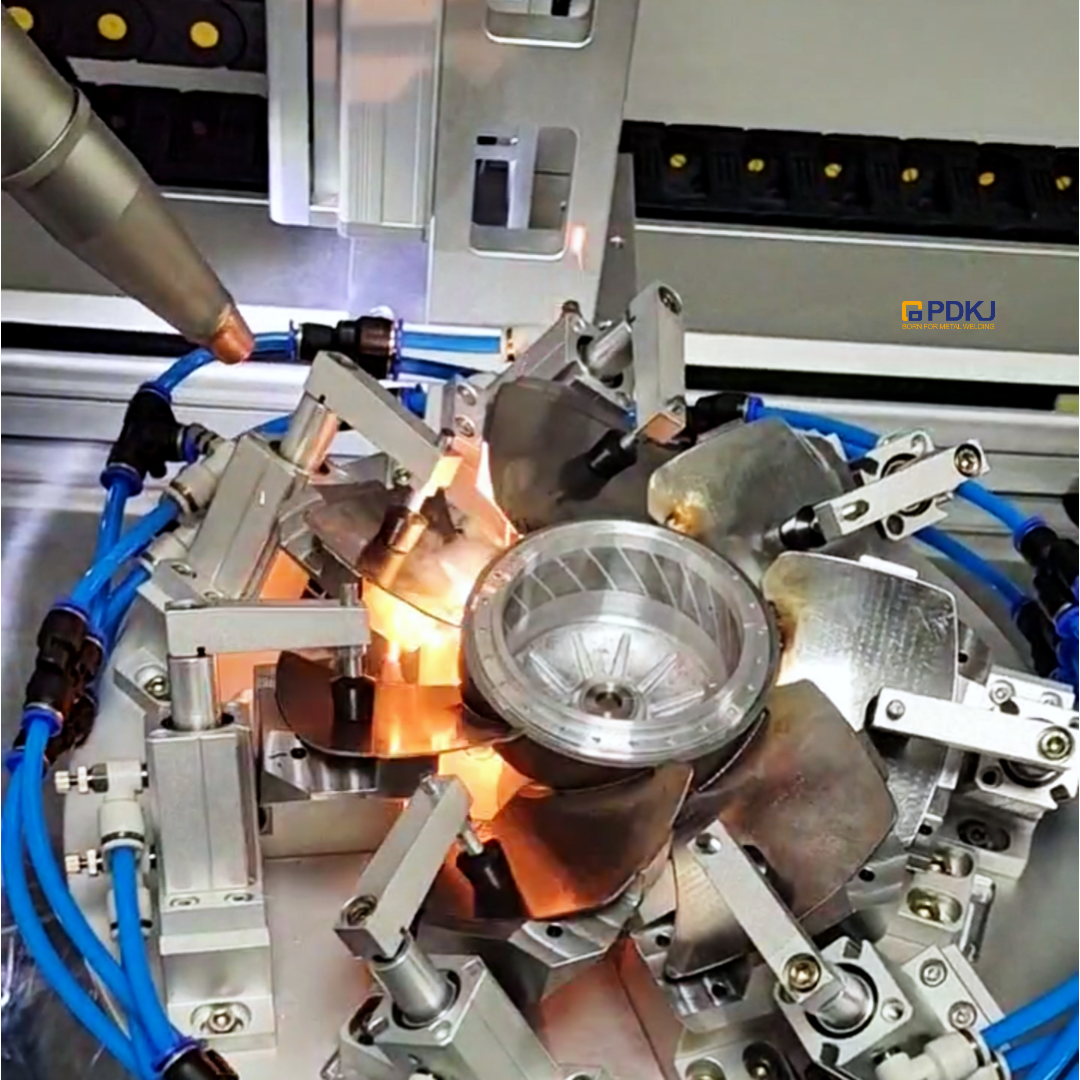 Rotationspositionierendes Laserschwei&szlig;ger&auml;t